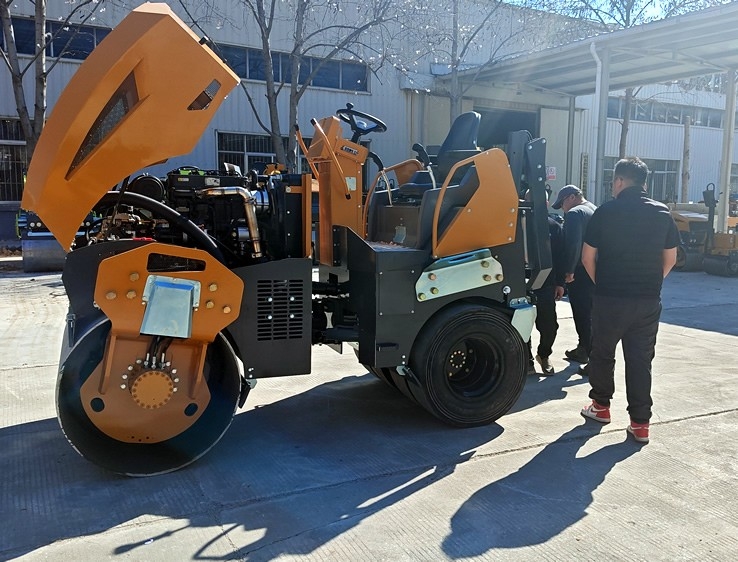 3月18日，哈薩克斯坦客戶來廠體驗考察5噸膠輪壓路機(jī)