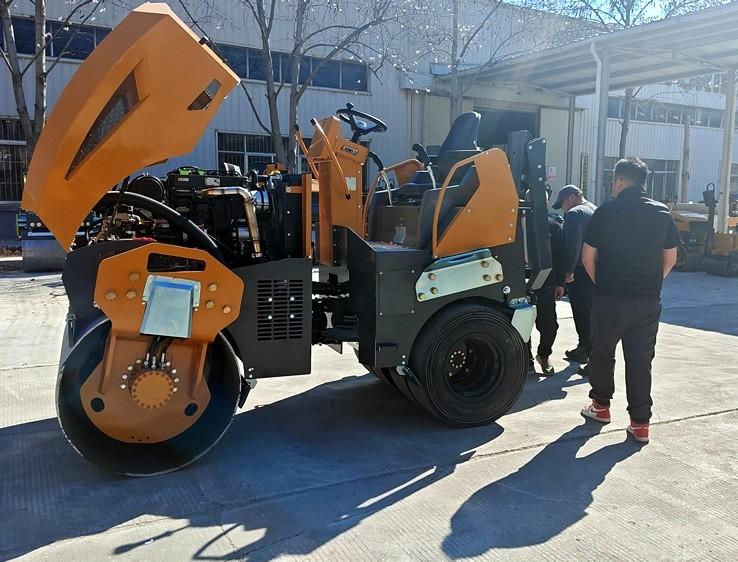 3月18日，哈薩克斯坦客戶來(lái)廠體驗(yàn)考察5噸膠輪壓路機(jī)